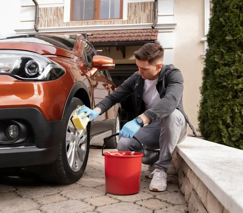 Lavage auto à domicile La Guerche-de-Bretagne : professionnel intervenant sur un véhicule